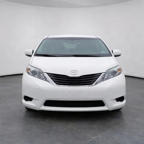 2013 Toyota Sienna LE - Photo 2