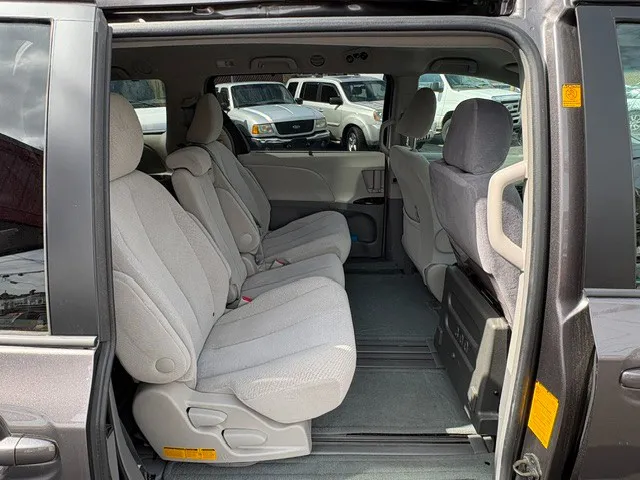 2011 Toyota Sienna LE - Photo 17