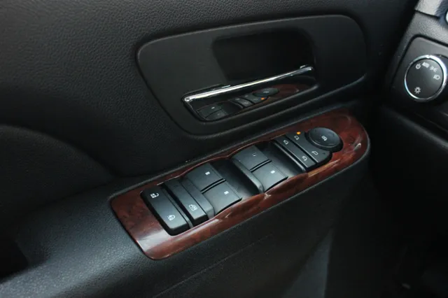 2011 Chevrolet Suburban LT - Photo 23