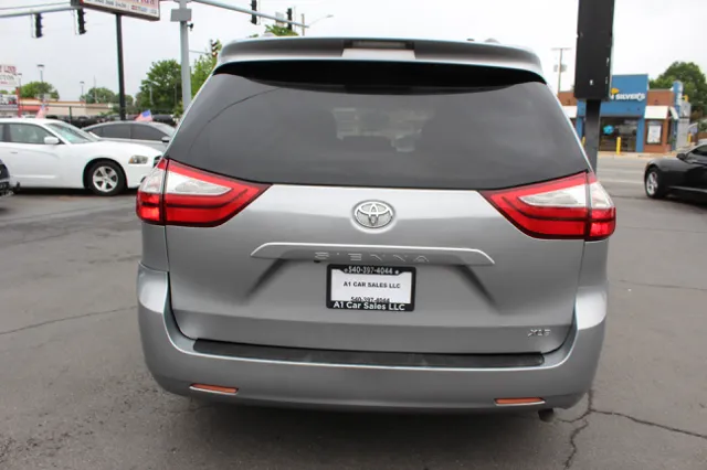 2015 Toyota Sienna XLE - Photo 6
