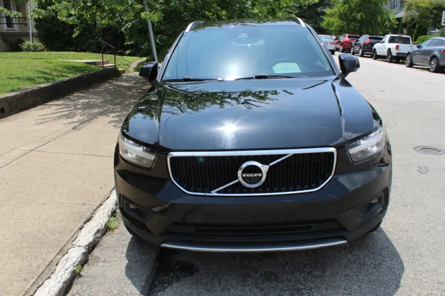 2022 Volvo XC40 T5 Momentum photo 2
