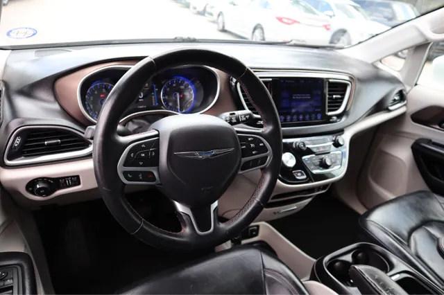 2017 Chrysler Pacifica Touring L photo 13