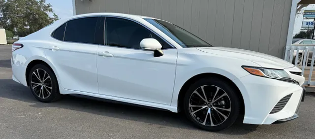 2020 Toyota Camry SE's photo