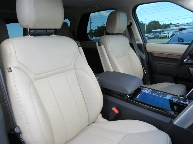 2018 Land Rover Discovery HSE photo 16