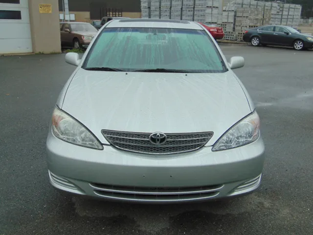 2004 Toyota Camry LE - Photo 2