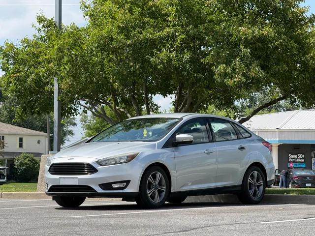 2017 Ford Focus SE Sedan's photo
