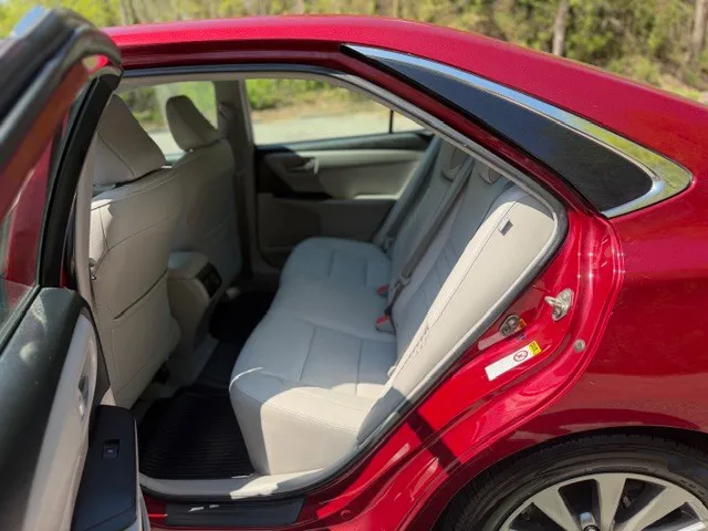2016 Toyota Camry XLE Hybrid - Photo 22