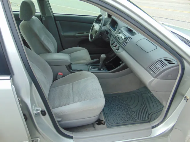 2004 Toyota Camry LE - Photo 17