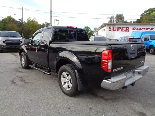 2010 Nissan Frontier SE King Cab photo 2