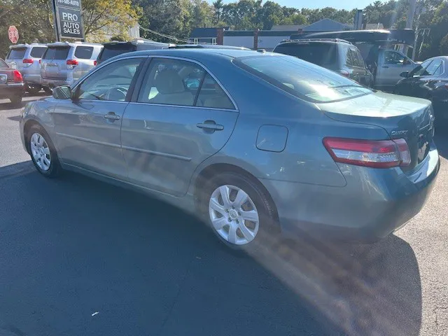 2010 Toyota Camry LE photo 3