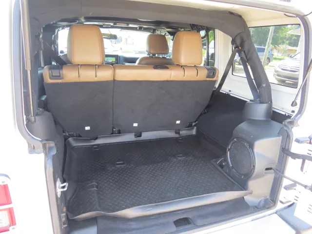 2014 Jeep Wrangler Unlimited Sahara photo 12