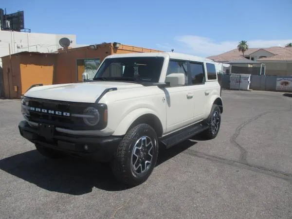 2025 Ford Bronco 4-Door Outer Banks - Photo 2
