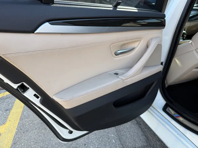2012 BMW 5 Series 550i - Photo 33