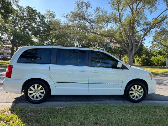2016 Chrysler Town & Country Touring - Photo 6