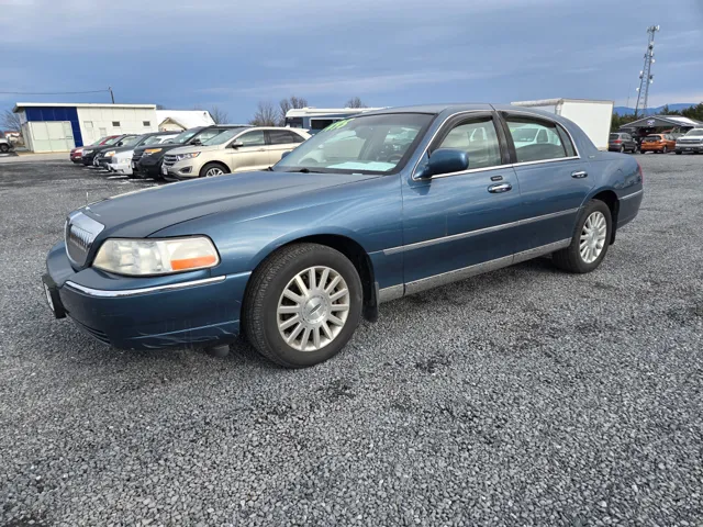 2003 Lincoln Town Car Signature's photo