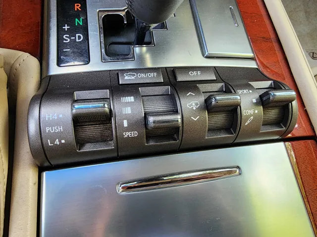 2010 Lexus LX 570 photo 22