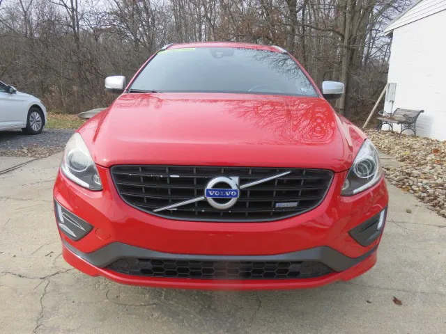 2015 Volvo XC60 T6 R-Design photo 2