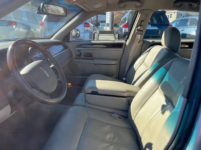 2009 Lincoln Town Car Signature Limited photo 4