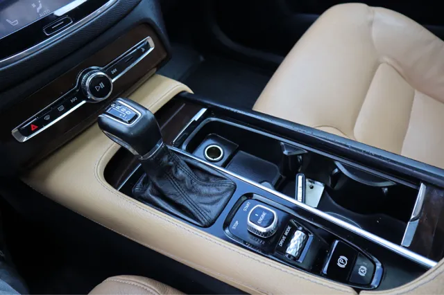 2016 Volvo XC90 T6 Momentum AWD photo 18