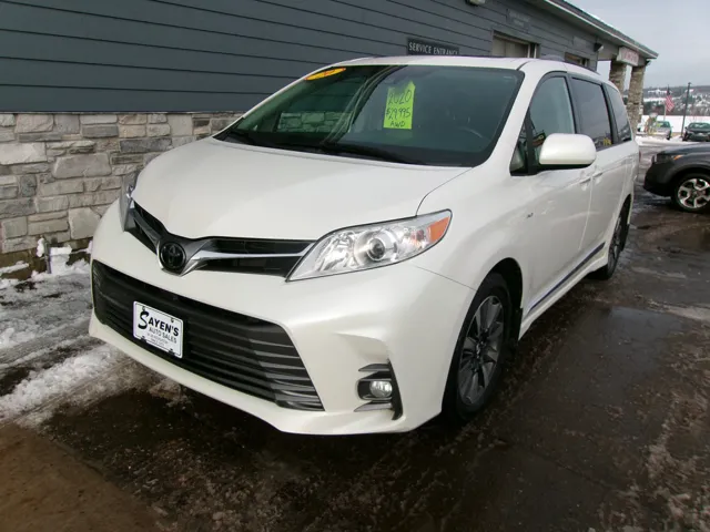 2020 Toyota Sienna XLE Premium's photo