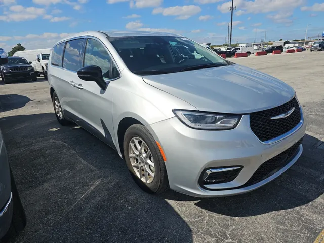 2024 Chrysler Pacifica Touring L's photo