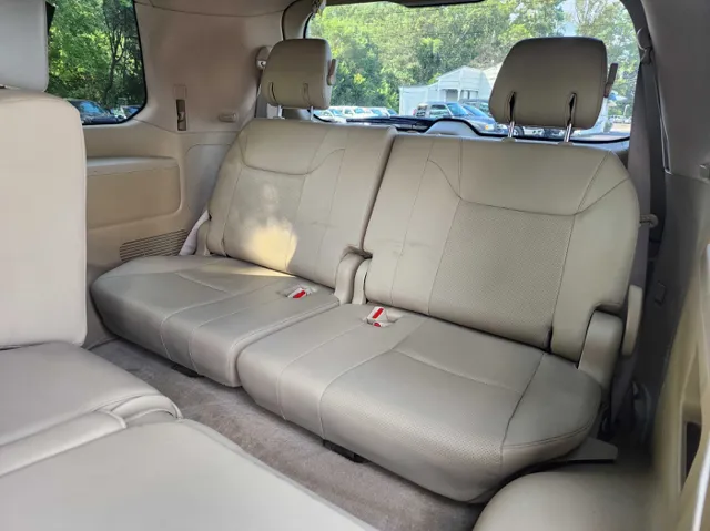 2010 Lexus LX 570 photo 11