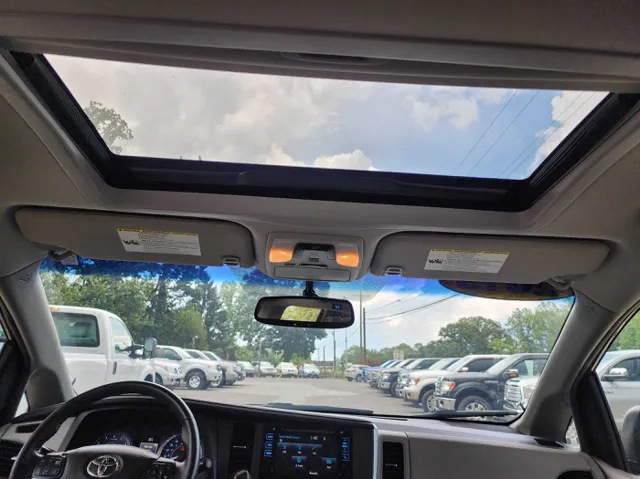 2015 Toyota Sienna XLE photo 20