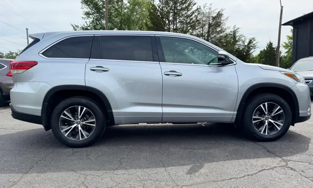 2017 Toyota Highlander LE - Photo 6