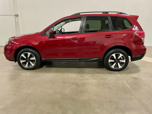 2017 Subaru Forester Premium photo 2