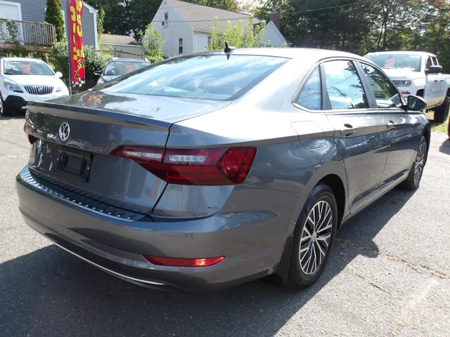 2020 Volkswagen Jetta SE R-Line photo 2