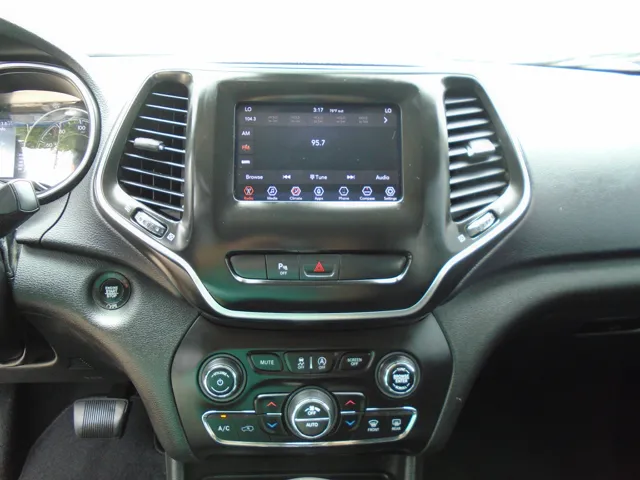 2019 Jeep Cherokee Latitude Plus - Photo 19