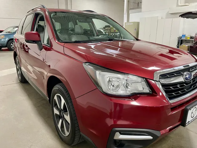 2017 Subaru Forester Premium photo 4