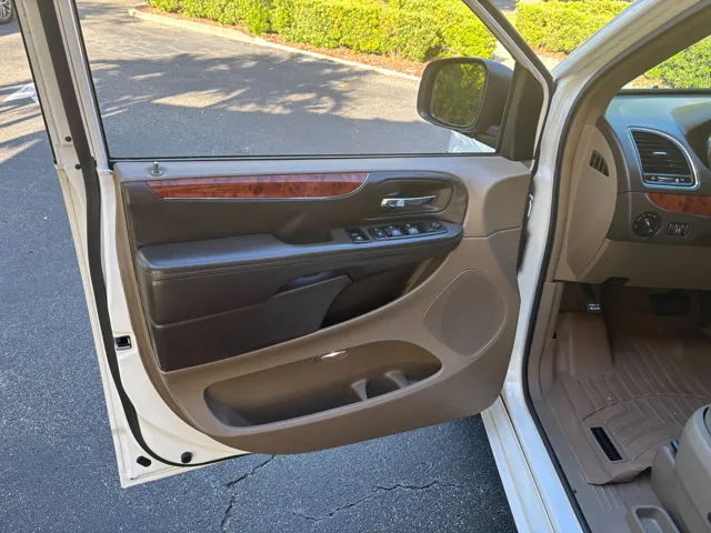 2016 Chrysler Town & Country Touring - Photo 9