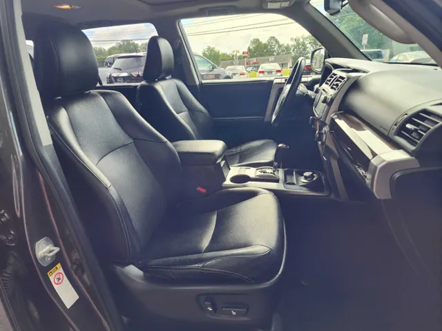 2014 Toyota 4Runner Limited 4WD V6 photo 17