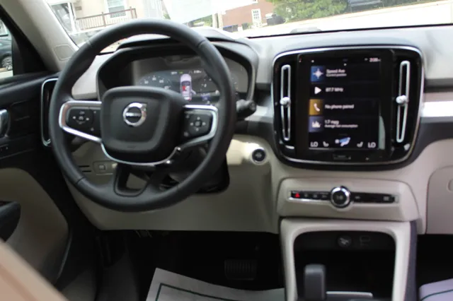 2022 Volvo XC40 T5 Momentum photo 25