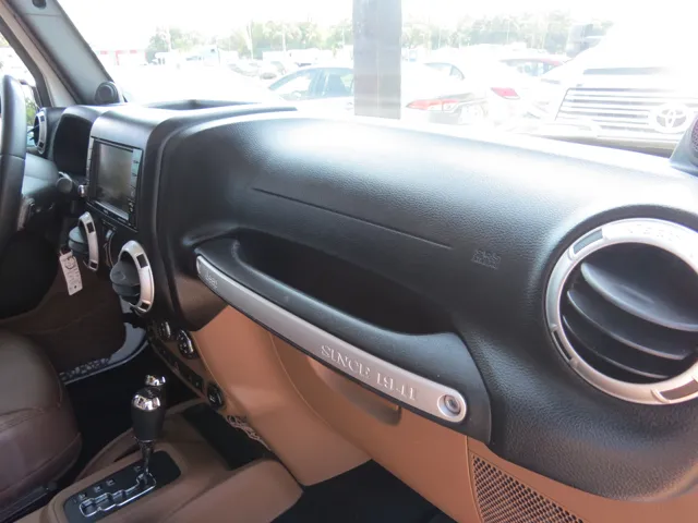 2014 Jeep Wrangler Unlimited Sahara photo 17