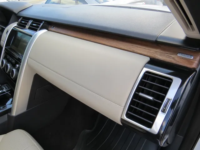 2018 Land Rover Discovery HSE photo 14