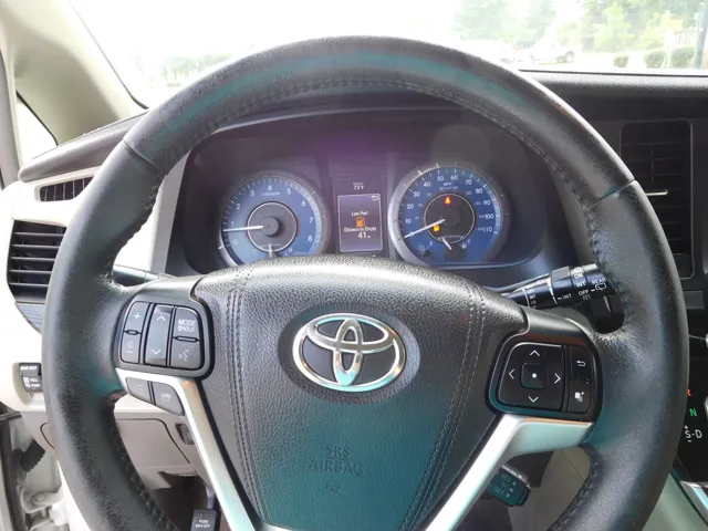 2015 Toyota Sienna XLE - Photo 6