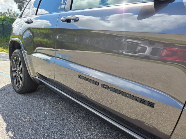 2021 Jeep Grand Cherokee Laredo photo 3