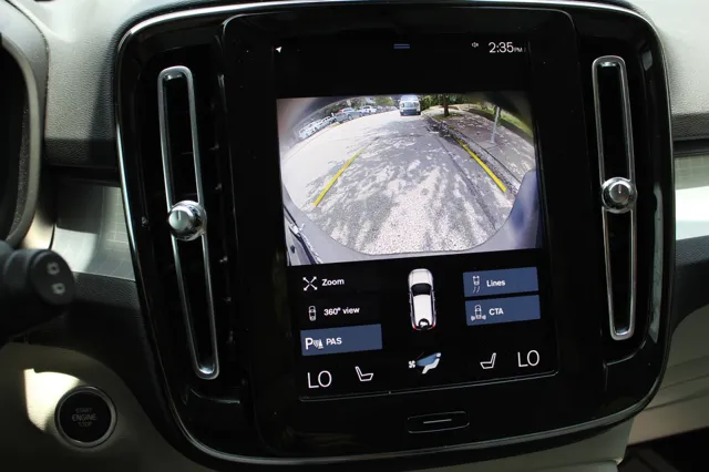 2022 Volvo XC40 T5 Momentum photo 16