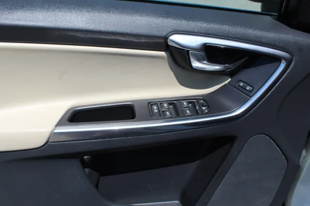 2012 Volvo XC60 T6 R-Design photo 9