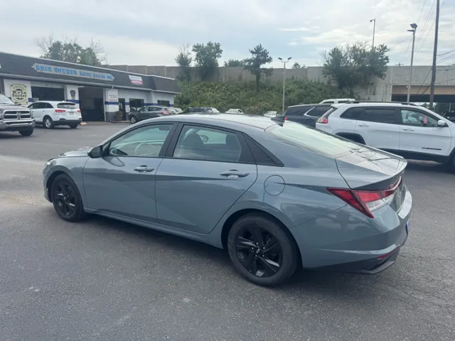 2022 Hyundai Elantra SEL photo 4