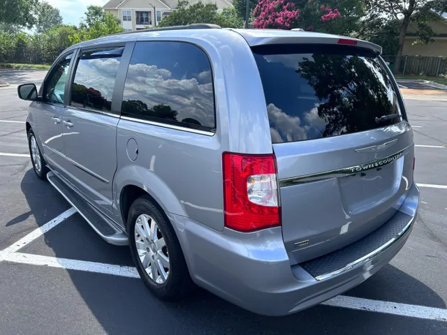 2015 Chrysler Town & Country Touring - Photo 10