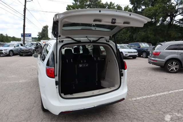 2017 Chrysler Pacifica Touring L photo 9
