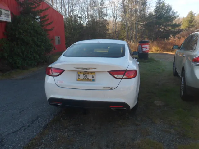 2015 Chrysler 200 S - Photo 4