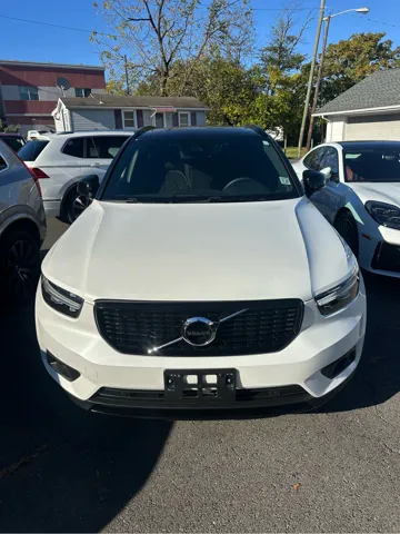 2022 Volvo XC40 R-Design's photo