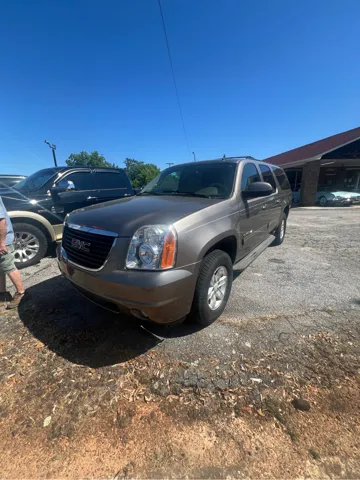2011 GMC Yukon 2WD 1/2 Ton SLE (3SA)'s photo