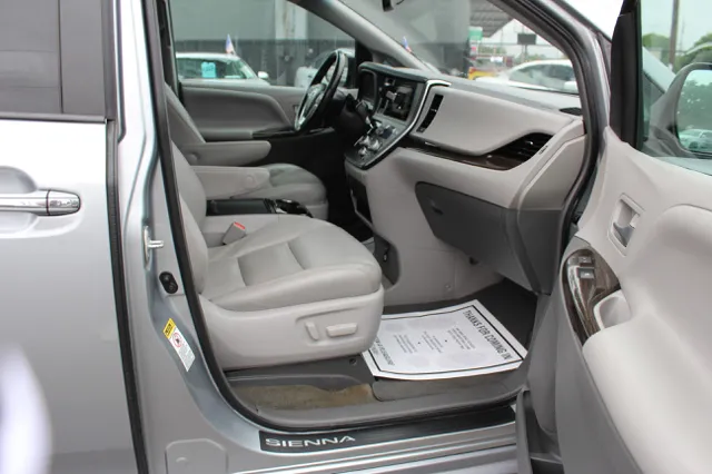 2015 Toyota Sienna XLE - Photo 14