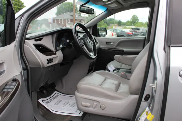 2015 Toyota Sienna XLE - Photo 10