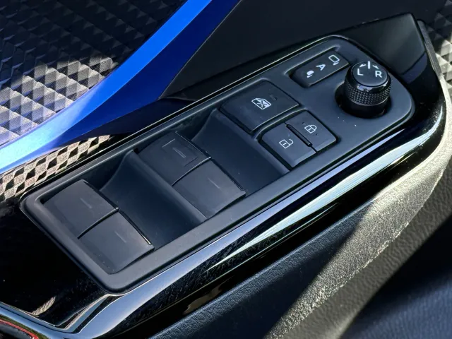 2021 Toyota C-HR XLE - Photo 25